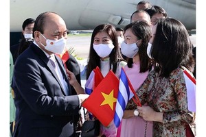 Politburo member, Vice President of Cuba Salvador Valdés Mesa (left) welcomes President Nguyen Xuan Phuc at Havana Jose Marti International Airport.(Photo: VNA)