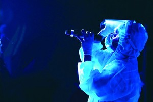 People’s Artist Ta Minh Tam performs outside a field hospital to send words of encouragement to frontline healthcare workers and Covid-19 patients in HCMC. (Photo: SGGP)