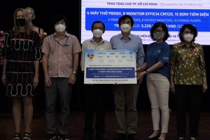 The Standing Board of the HCMC chapter of Vietnam Fatherland Front receives medical supplies from the American Chamber of Commerce in Vietnam . (Photo: SGGP)