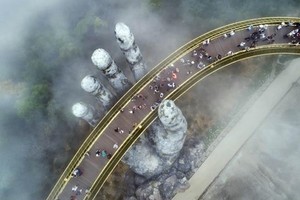 Golden Bridge - a tourist attraction in Da Nang city (Photo: VNA)