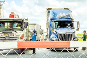 A Covid-19 checkpoint at the Nga Ba Lang intersection on the National Highway 1A in Binh Chanh District (Photo: SGGP)