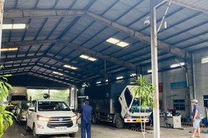Vehicles are inspected  at a Motor Vehicle Registration and Inspection Center in the city. (Photo: SGGP)