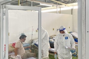 Healthcare workers care for severe Covid-19 patients at a field hospital. (Photo: SGGP)