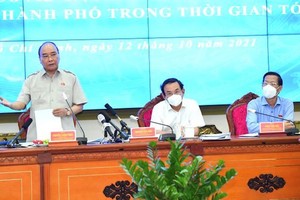 State President Nguyen Xuan Phuc speaks at the meeting. (Photo: SGGP)