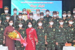 Vice Secretary of the municipal Party Committee Nguyen Ho Hai (white shirt) and District 1's leaders extend sincere thanks to the soldiers. (Photo: SGGP)