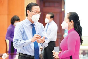 Chairman of the HCMC People’s Committee Phan Van Mai and Chairwoman of the HCMC People’s Council Nguyen Thi Le at the meeting (Photo: SGGP)