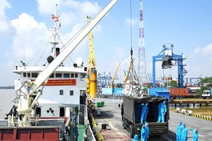 The Marine Brigade 125 in HCMC transport hundreds of tons of food and essential goods to people affected by the pandemic.