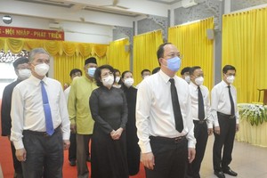 Vice Secretary of the Municipal Party Committee Nguyen Ho Hai (R) and city's leaders visit the memorial service for Most Venerable Thich Pho Tue. (Photo: SGGP)