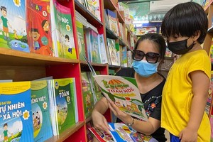 People are shopping in the Union Square Saigon Shopping Mall in District 1. (Photo: SGGP)