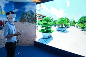 A tourist takes a virtual travel experience to visit the Linh Ung Pagoda in Da Nang City.