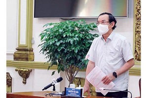 Secretary of the HCMC Party Committee Nguyen Van Nen speaks at the conference.