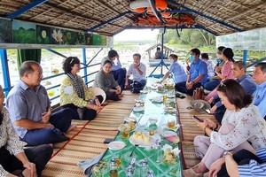 Leaders and officials of HCMC and Dong Thap Province visit Tram Chim Nature Reserve. (Photo: SGGP)