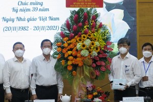 hairman of the People’s Committee of HCMC Phan Van Mai (2nd, L) and Vice Chairman Duong Anh Duc (L) visit the municipal Department of Training and Education on the occasion of the 39th anniversary of Vietnamese Teachers’ Day.