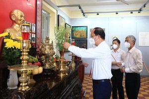 Vice Chairman of the municipal Party Committee Nguyen Ho Hai offers incenses at the Dinh Quan (the Districts’ Old Palace) national relic site in Hoc Mon District. (Photo: SGGP)