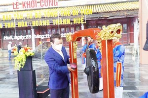 Secretary of the Party Committee of Thua Thien-Hue Province Le Truong Luu beats the drum to start the restoration of the ancient buildings. (Photo: SGGP)