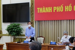Chairman of the HCMC People’s Committee Phan Van Mai speaks at the working session.