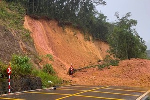 The National Road 27C is cut off by a landslide. (Photo: SGGP)