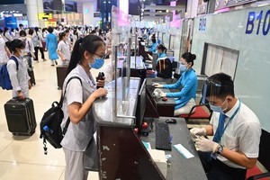 Passenger are queuing for check-in at the airline counter in departure terminal airport. (Photo: SGGP)
