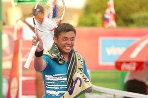 Ly Hoang Nam celebrates after winning the M15 Cancun title in Mexico on November 29, 2021. (Photo by Vietnam Tennis Federation)