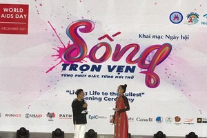 H'Hen Nie, Miss Universe Vietnam 2017 (R) participates in the event.