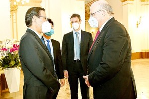 Chairman of the HCMC People’s Committee, Phan Van Mai (L) receives Austrian Ambassador of to Vietnam, Hans-Peter Glanzer (R). (Photo: SGGP)