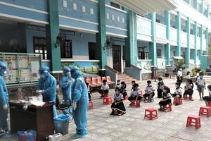 Students of the Thanh An Primary School get tested for Covid-19 in the end of October before returning to classed. (Photo: SGGP)