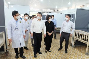 Chairwoman of the Vietnam Fatherland Front of HCMC To Thi Bich Chau (2nd, R) and Vice Chairman of the HCMC People’s Committee Duong Anh Duc (2nd, L) attend the launching ceremony of Phu Nhuan Covid-19 treatment hospital 3B. (Photo: SGGP)