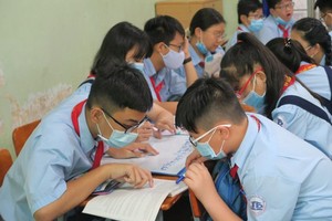 Students of the Tan Binh secondary school in Tan Binh District is learning in a study period. (Photo: SGGP)