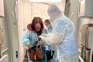 Passengers of the first commercial direct flight from HCMC to San Francisco in the U.S on November 28