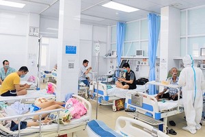 Patients are treating at Intensive Care Unit (ICU) of the District 7’s Hospital . (Photo: SGGP)