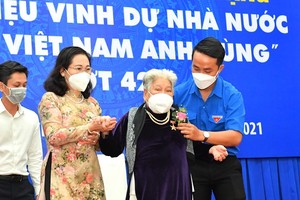 Chairwoman of the HCMC People’s Council Nguyen Thi Le expresses her deep gratitude to the heroic mothers for their great contribution and sacrifice towards the cause of national liberation and reconstruction.