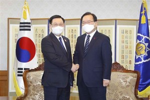 NA Chairman Vuong Dinh Hue (left) meets with RoK Prime Minister Kim Boo-kyum in Seoul on December 14. (Photo: VNA)