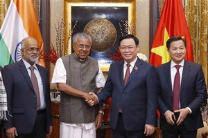 Chairman of the National Assembly Vuong Dinh Hue (L) shakes hands with Chief Minister of India’s Kerala state Pinarayi Vijayan (Photo: VNA)