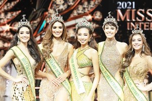  Nguyen Thuc Thuy Tien (C) crowns Miss Grand International 2021.