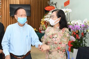 HCMC’s leaders send season’s greetings to Catholic, Protestant communities