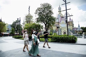 A group of tourists visit Phu Quoc in Kien Giang province (Photo: VNA)