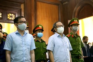 Defendants Tat Thanh Cang (front, right) and Te Chi Dung (front, left) at the trial opened on December 27. (Photo: VNA)