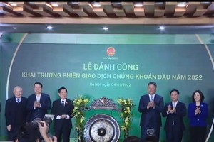 The Hanoi Stock Exchange (HNX) on January 4 held a gong-beating ceremony to start the first trading session of the Vietnamese stock market. (Photo: VNA)