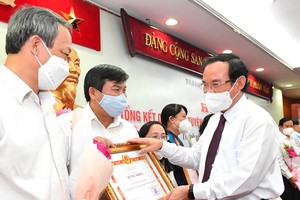 Head of the Propaganda and Education Board of the City Party Committee Phan Nguyen Nhu Khue speaks at the event.