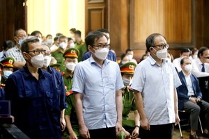 Tat Thanh Cang (R) and Te Tri Dung (C) at the court (Photo: SGGP)