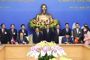 Prime Minister Pham Minh Chinh and Lao PM Phankham Viphavanh witnessed the signing of the agreement on cooperation plan in 2022 between Vietnam and Laos on the sidelines of the 44th session of the Vietnam - Laos Inter-governmental Committee in Hanoi on Mo