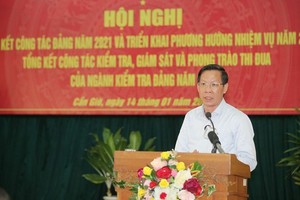 Chairman of the HCMC People’s Committee Phan Van Mai speaks at the conference.
