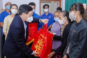 Politburo member Vo Van Thuong, Permanent member of the Party Central Committee's Secretariat (L)  presents Tet gifts to the poor in Quang Ngai Province.