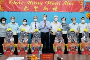 Vice Secretary of the HCMC Party Committee Nguyen Ho Hai (C) presents Tet gifts to the Chinese-Vietnamese societies. ​