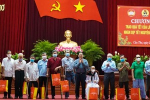 PM Pham Minh Chinh presents Tet gifts to war veterans in Can Tho city on January 23.
