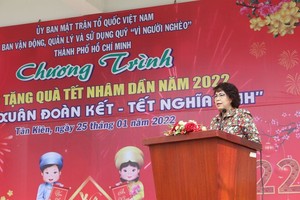 Chairwoman of the Vietnam Fatherland Front of HCMC To Thi Bich Chau speaks at the event.