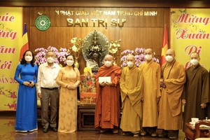 Chairwoman of the HCMC People’s Council Nguyen Thi Le extends Tet greetings to the Vietnam Buddhist Sangha (VBS) Central Committee.