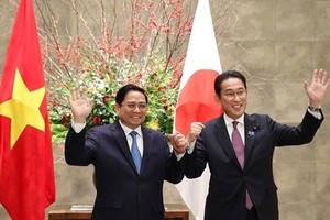 Prime Minister Pham Minh Chinh (L) and Prime Minister Kishida Fumio (Photo: VNA)