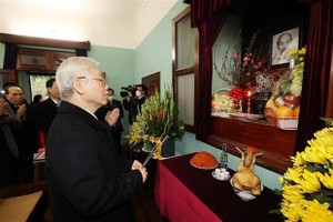 Party General Secretary Nguyen Phu Trong offers incense in tribute to President Ho Chi Minh at House 67. (Photo: VNA)