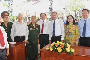 Secretary of the HCMC Party Committee Nguyen Van Nen (C) and city's leaders attend the meeting on Sai Gon- Cho Lon- Gia Dinh Revolutionary Tradition for lunar New Year.